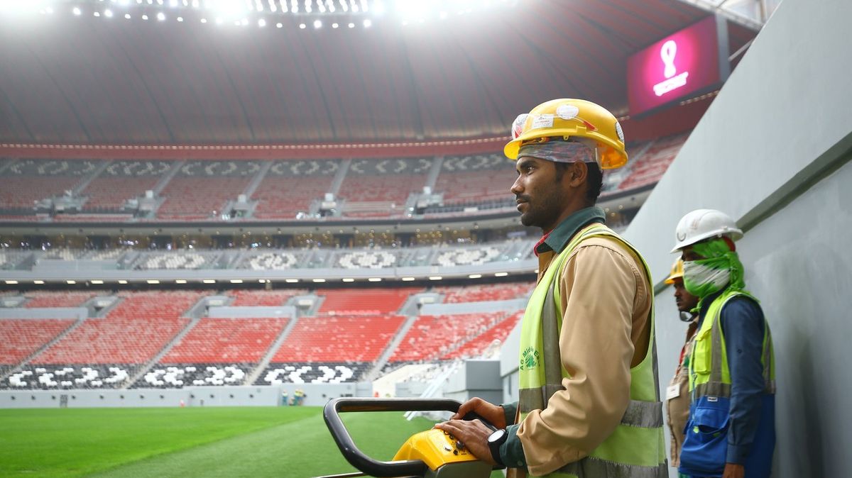 Sedm měsíců bez výplaty. Fotbalové stadiony rostou v Kataru na úkor dělníků